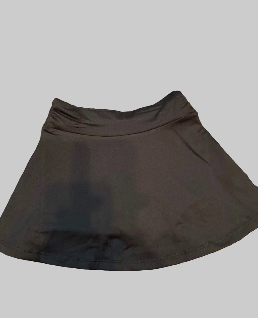 Knit skort

Black skort size s (6-6x) nwt