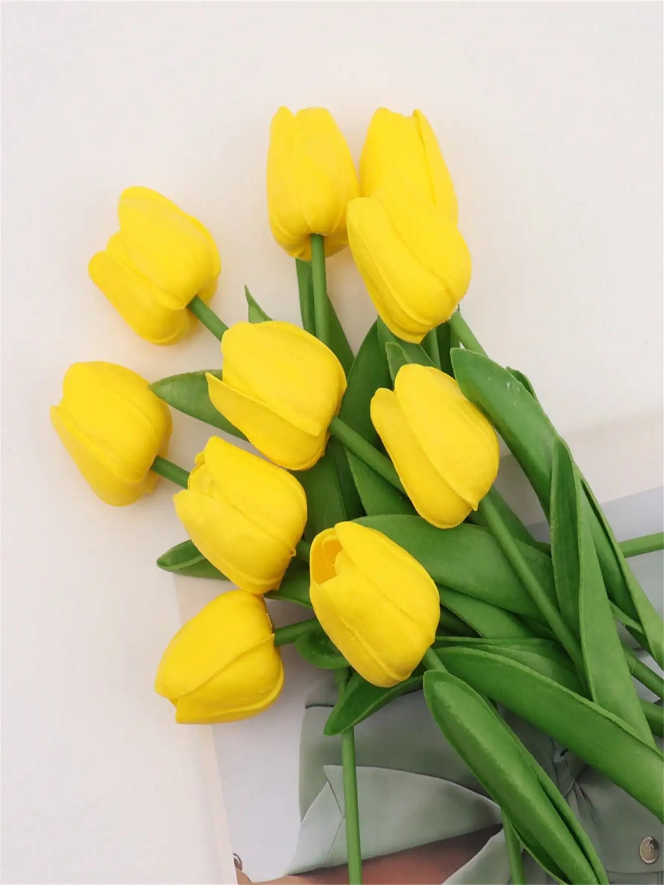 A Set of 6 Artificial Tulips, Suitable for Home Decoration, Anniversary Desktop Flower Decoration, Realistic Fake Tulip Flowers